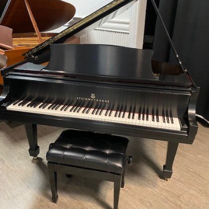 /pianos/pre-owned-pianos/used-grand-pianos/Steinway-and-Sons-Model-M-5’7-Grand-Piano